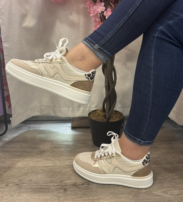 Baskets blanches, doré et léopard 