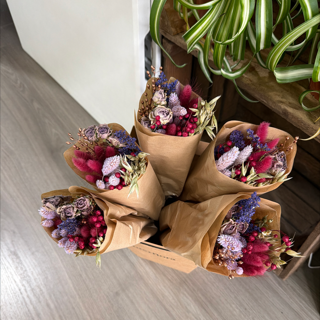 Bouquet de fleurs sechées violet
