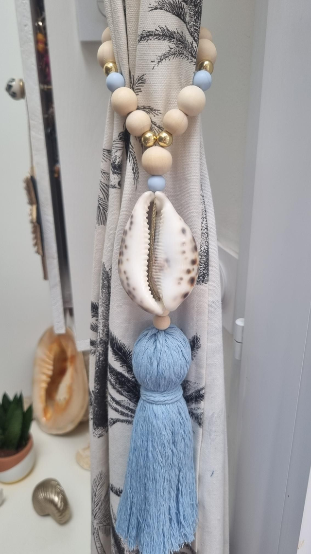 Embrasse coquillage tigris pompon bleu