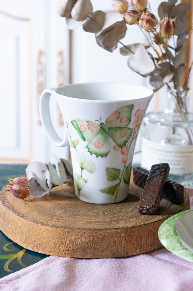 Mug en porcelaine fine, papillons et eucalyptus pastel, tasse à café peint à la main, création unique artisanale