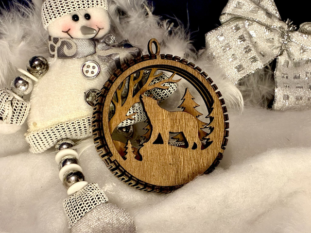 Boules de Noël en bois finition noyer multicouche – Scènes hivernales (10 modèles au choix)