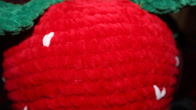 Coussin Fraise géant en laine chenille