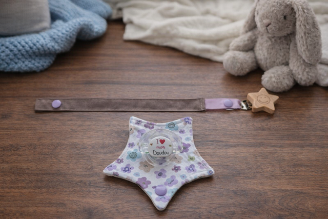 Attache tétine avec pochette de rangement  