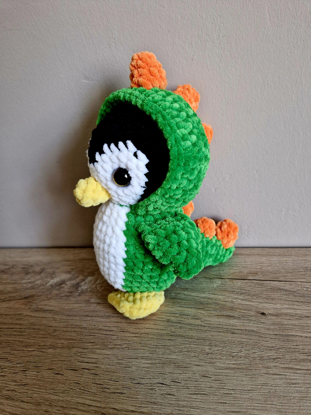 Pingouin deguisé en Dinaosaure