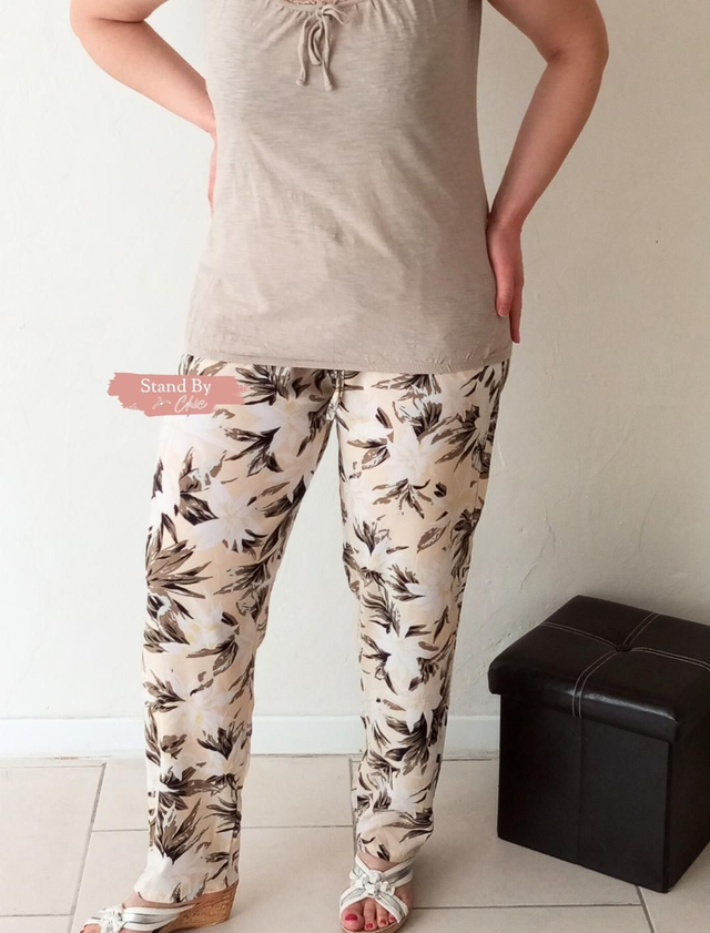 Pantalon fluide beige à motif floral