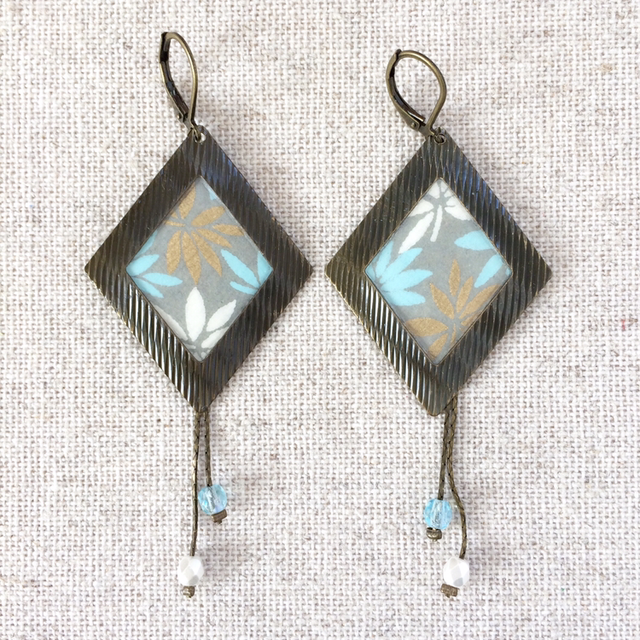 Boucles d’oreilles « Dièses » bronze, papier bleu, gris, blanc et doré