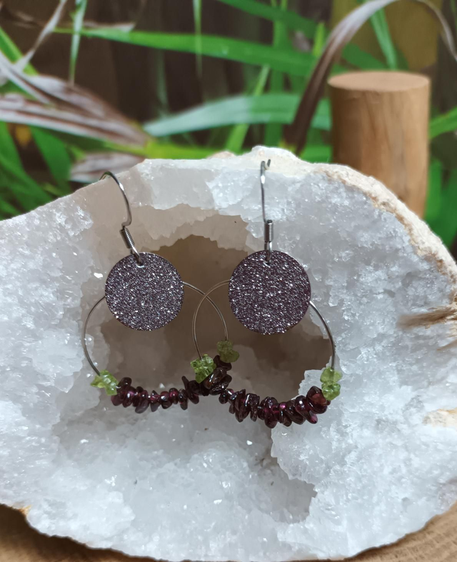 Boucles d&#039;oreilles en grenat et péridot