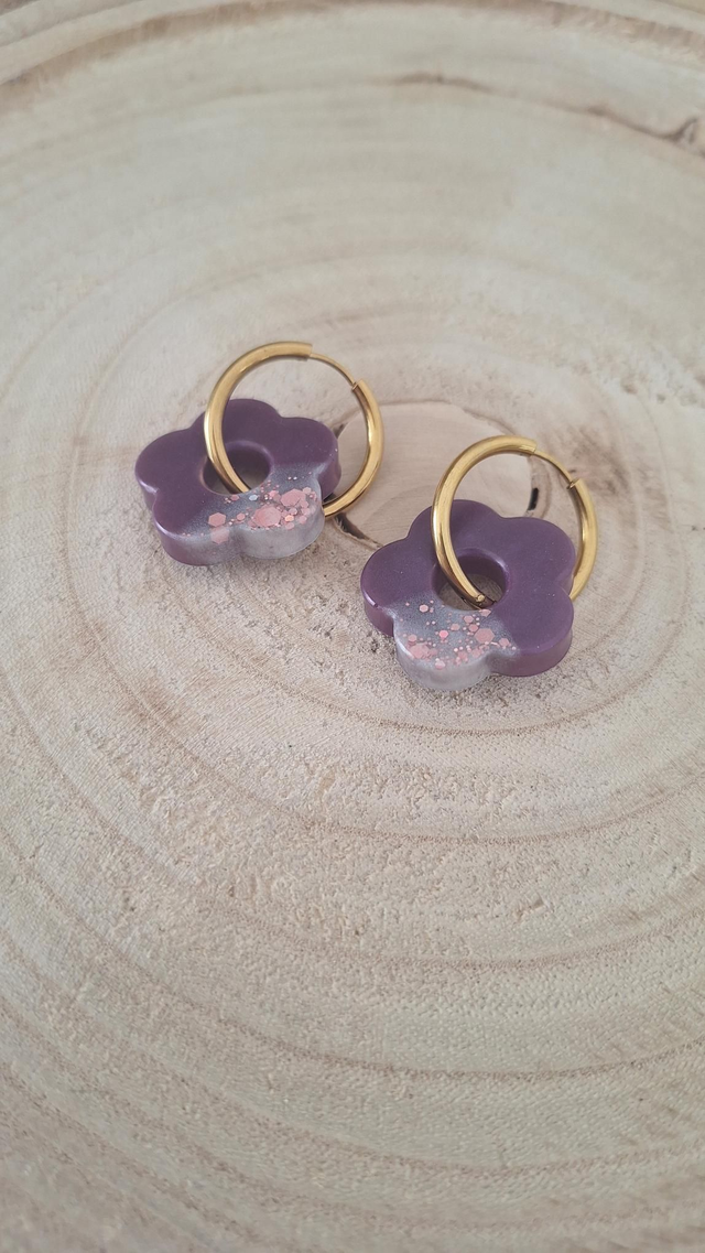 Boucles d&#039;oreilles créoles dorées fleurs violet/blanc/paillettes roses