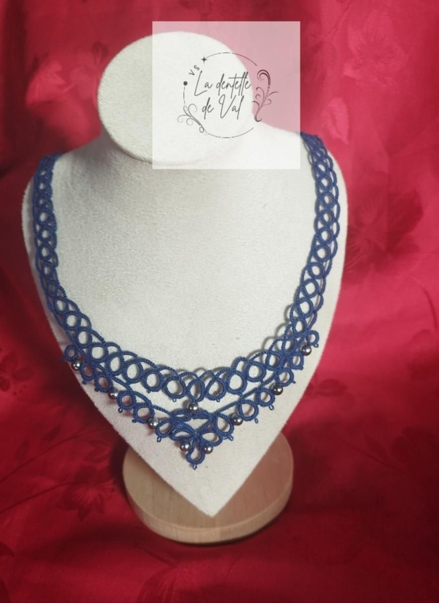 Collier bleu frivolité 