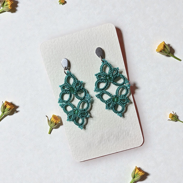 Boucles d'oreilles en dentelle de frivolité avec perles et acier inoxydable doré