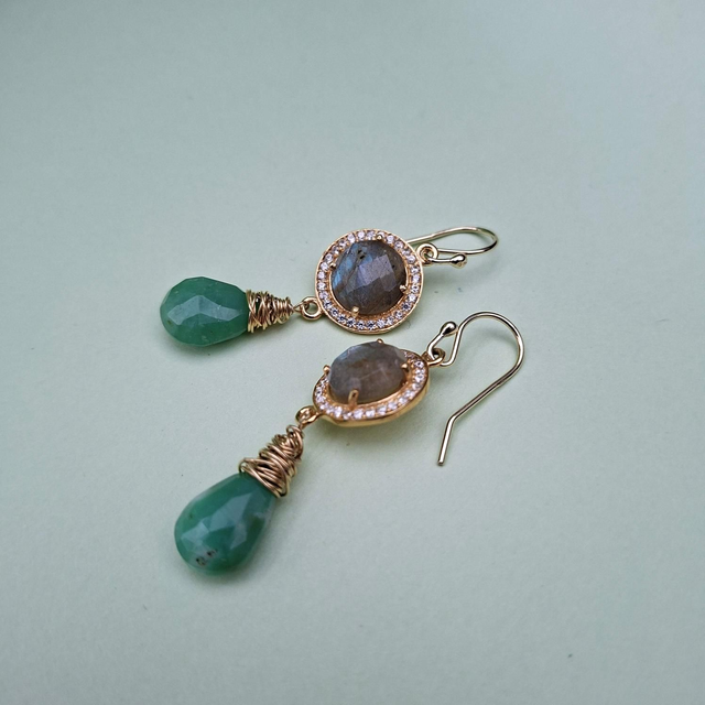 Vergulde oorbellen met labradoriet en chrysopraas