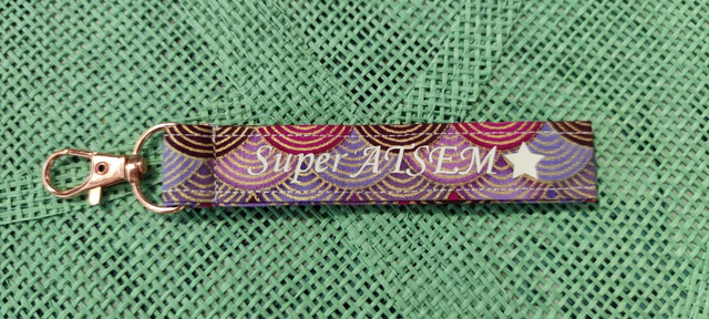 Porte clé ATSEM violet rose 