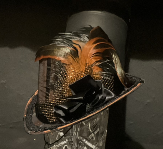 Victorian percher (copper stripe)