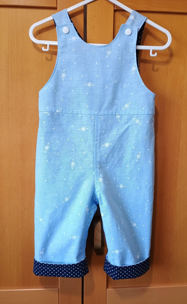 Dungarees - 6-9 mth (8 kg). Pale blue planets