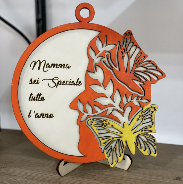 Profilo mamma con farfalle colore a scelta, da appendere o da appoggio