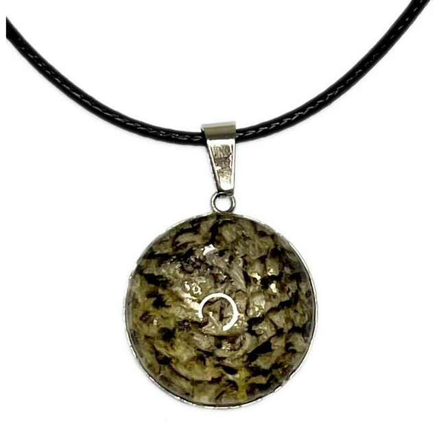 Halskette mit Cabochon, Zander-Leder