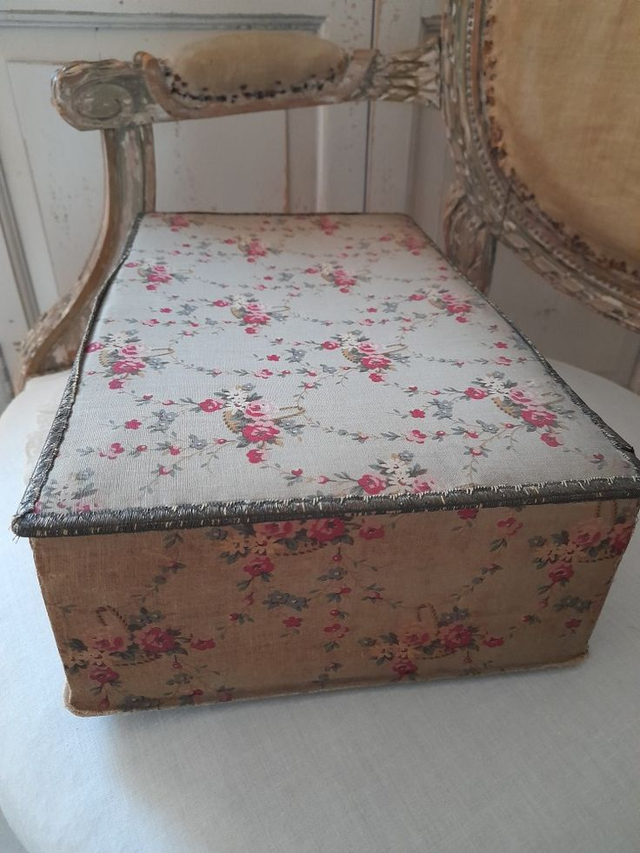 Boite ancienne en carton recouverte de tissu fleuri