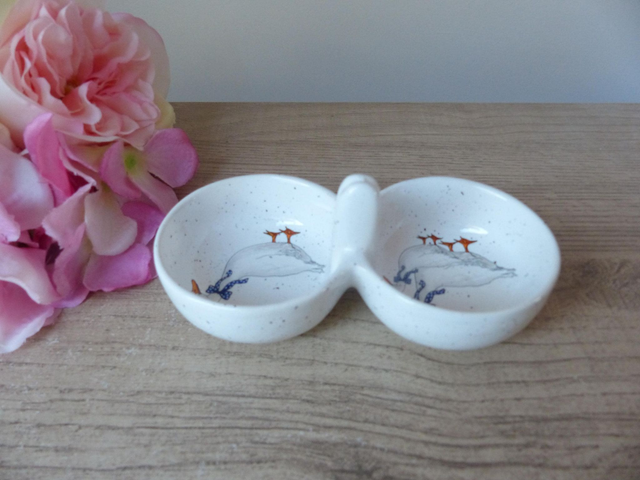 Ensemble vintage salière et poivrière en céramique blanche mouchetée avec oies et foulards bleus – décoration de table maison de campagne