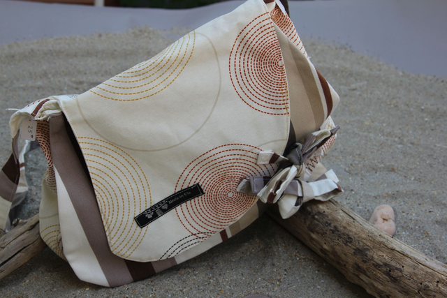 Sac à main en tissu enduit beige, marron et gris