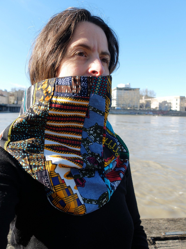 Maxi cache-cou en patchwork wax et doublure laine revalorisée - Unique, éthique & écoresponsable