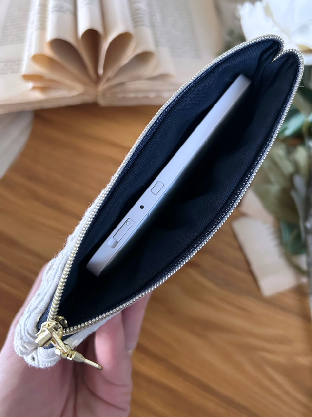 Pochette à liseuse Emily en vichy avec broderie anglaise