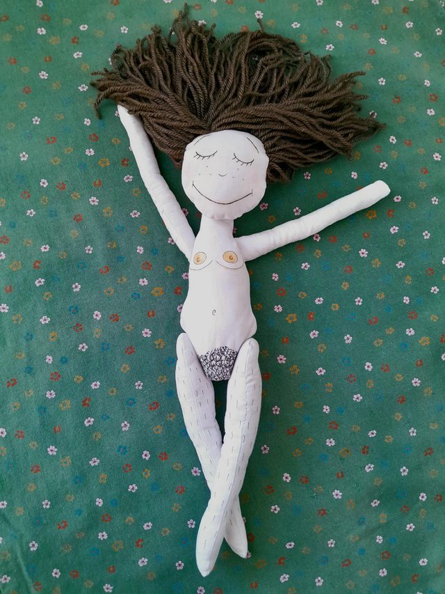 Fleur, poupée nue pin-upcyclée