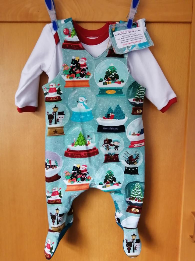 Xmas dungarees - 00-03 mth (4-5 kg). Snow globes dungarees