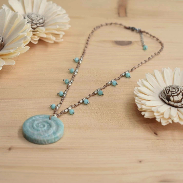 Ras du cou Orient avec cabochon spirale en amazonite