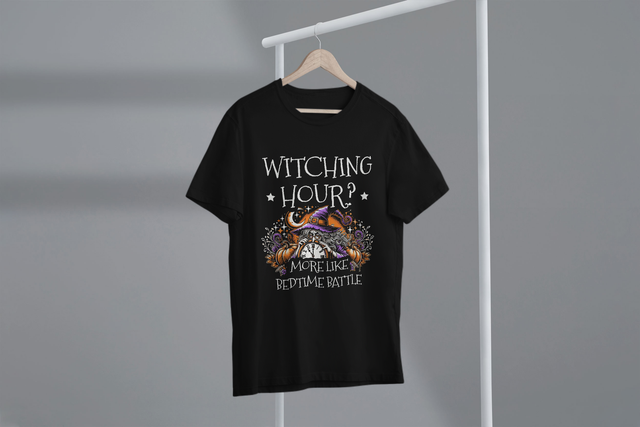 Witching Hour More Like Bedtime Battle, Parenting Humor
„Hexenstunde“ ähnelt eher einem Kampf vor dem Schlafengehen, einem Erziehungs-Humor