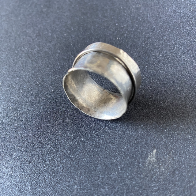 Bague Au milieu coule la rivière en argent martelé
