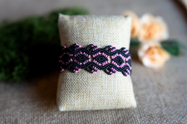 Parure de bijoux en micro-macramé rose et noir