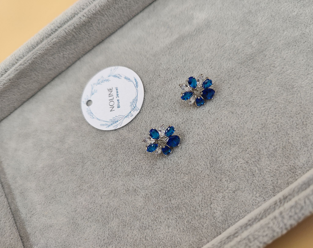 Boucles d'oreilles forme fleur bleu saphir et cristal effet diamant clair, boucles d'oreilles de mariée