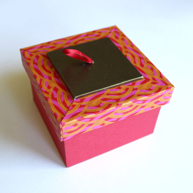 Trinket box in pink and gold