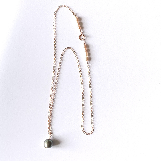 Collier, Perle noire de Tahiti, en or rose laminé (Goldfilled), (longueur 41cm)