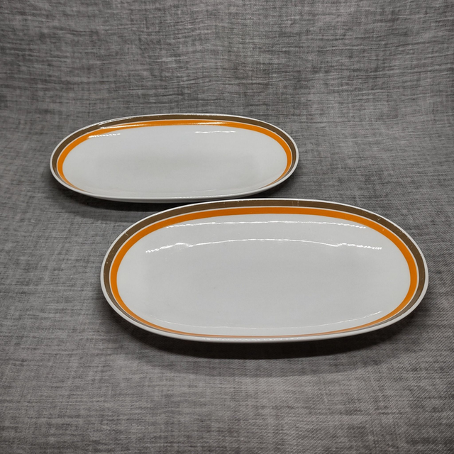 Thomas | Serveerschaal Platte schaal (lengte 24 | breedte 13,5 | hoogte 3cm) Wit met smalle bruine en oranje bies | Vintage