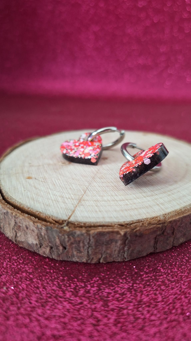 Créoles argentées cœur paillettes corails/blanches + encre noire