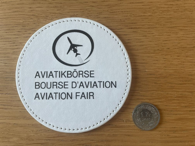 Untersetzer für Getränke mit Aviatikbörse-Logo, 10 cm
