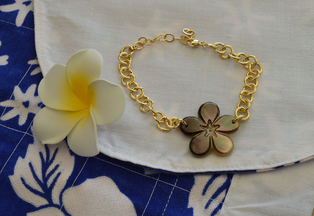 Bracelet grosse maille dorée acier inoxydable 23,5 cm - fleur hibiscus nacre 3 cm