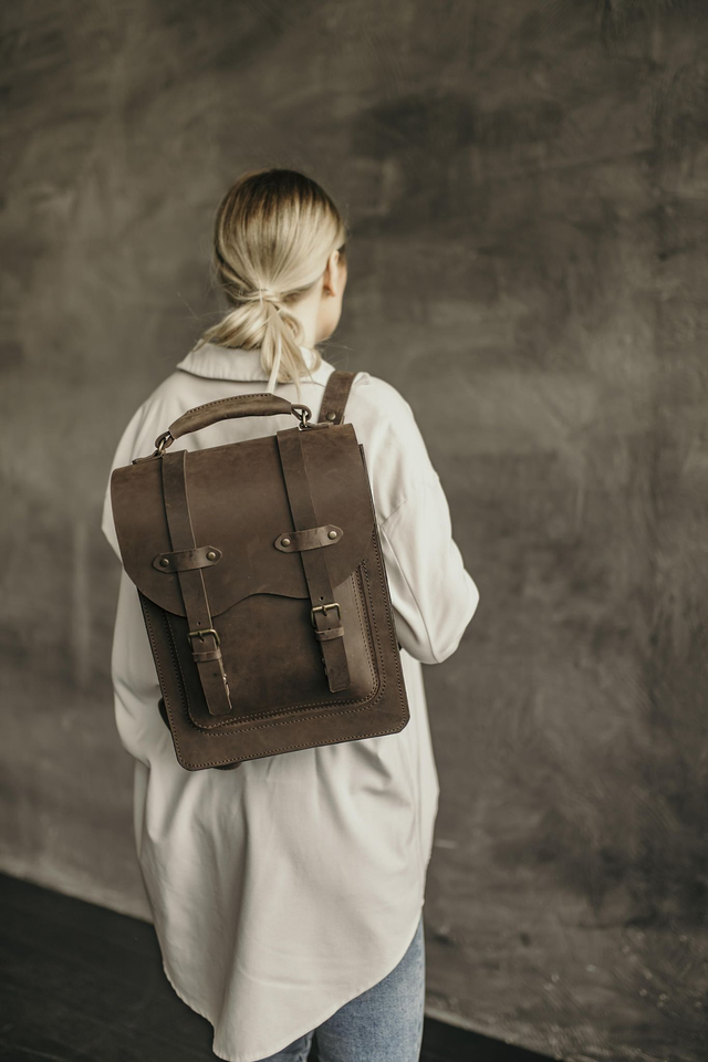 Mažesnė unisex odinė kuprinė su dviem dirželiais