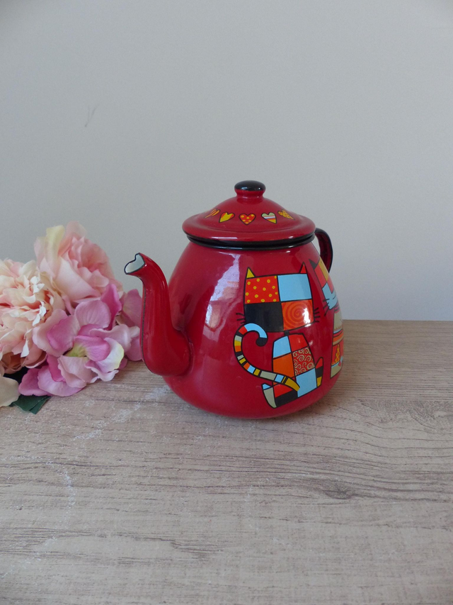 Théière rouge motif chats avec deux mugs en acier émaillé, décor cuisine adorable, parfaite pour le goûter des enfants - Théière rigolote