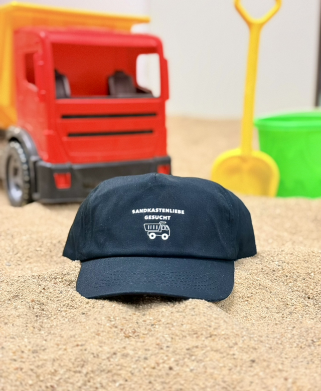 🧢 „Sandkastenliebe gesucht“-Cap – Für kleine Sonnenkinder & Spielplatzhelden