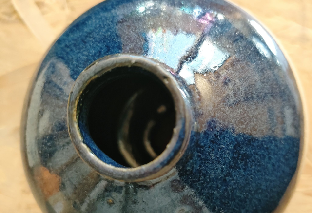 ⚱️ Vase boule col étroit – Terre brute & émail bleu profond