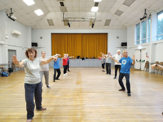 b) Mon 7.30pm Beginner PLUS