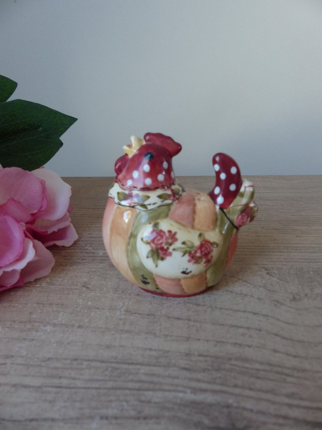Salière ou Poivrière Vintage – Poule en Céramique Peinte Main, Motifs à Pois et Fleurs – Déco de Table Cuisine Rustique, Cadeau Champêtre