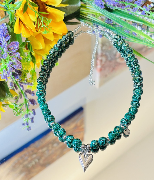 Handgemaakte Ketting met Groene Glaskralen & Hartbedel