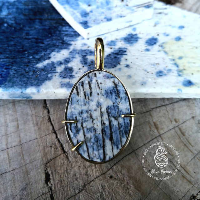 Pendentif en porcelaine bleue et laiton recyclé
