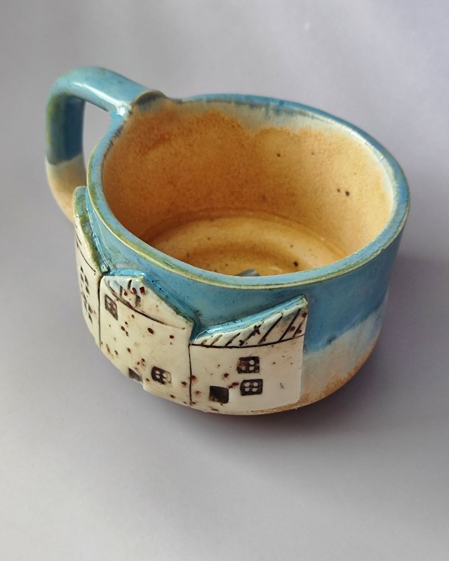 Niebieski kubeczek na kawkę z domkami