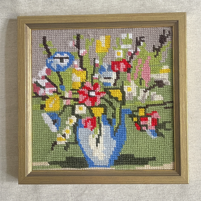 Gesticktes Blumenbild Holz Leiste silber