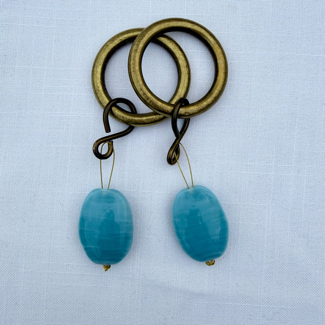 Messing servetring met blauwe kraal