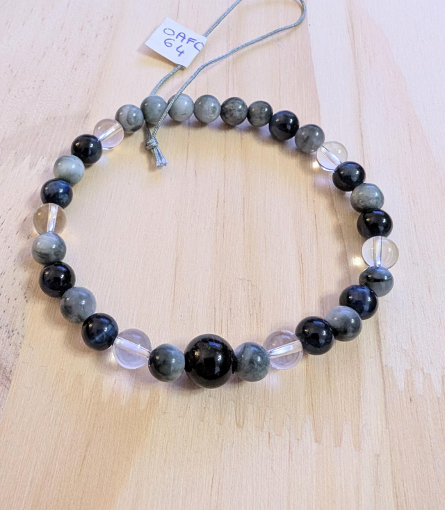 Oeil de faucon aigle et cristal de roche